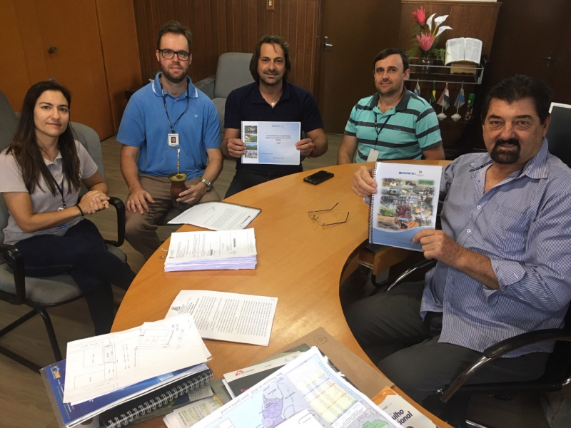 Emater/RS-Ascar de Porto Mauá entrega Relatório de Atividades de ATERS 2019 a Administração Municipal